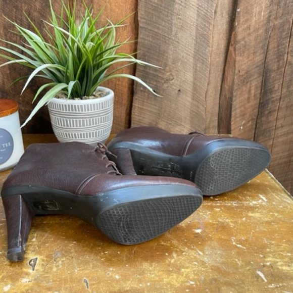 Stuart Weitzman Brown Leather Lace Up Heeled Boots, Size 6 - Picture 5 of 13